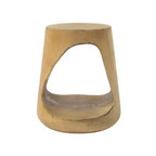 Table d'appoint évidée, texture bois, couleur naturelle