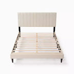 Cadre de lit en velours grand lit, tête de lit à ailes capitonnée à rainures verticales, plateforme de support à lattes en bois, pas besoin de sommier tapissier, blanc